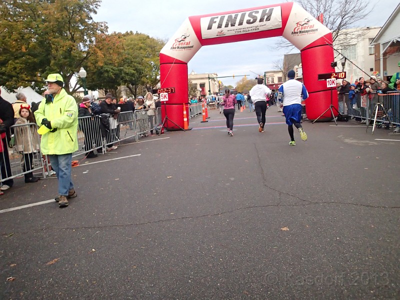 2013 Wicked 10K 170.JPG - 60 minutes later the end is in sight! 1' 02" 37 on the on the clock, but I was in the back of the pack.